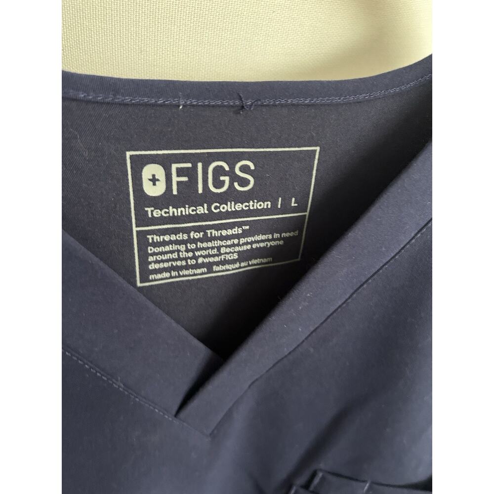 FIGS Technical Collection Navy Blue V-Neck Scrub Top Mens Large - Picture 3 of 9